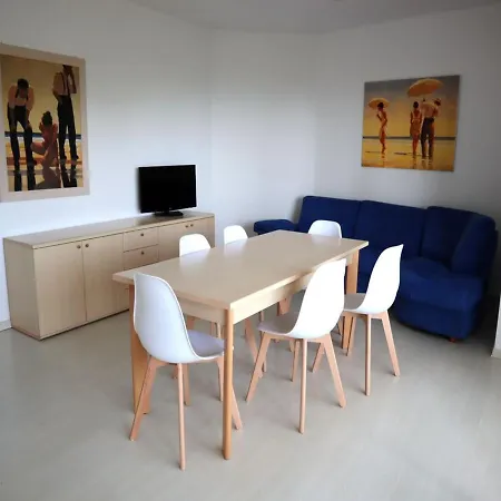 For 6 People With Three Large Terraces Facing The Seaside Apartment